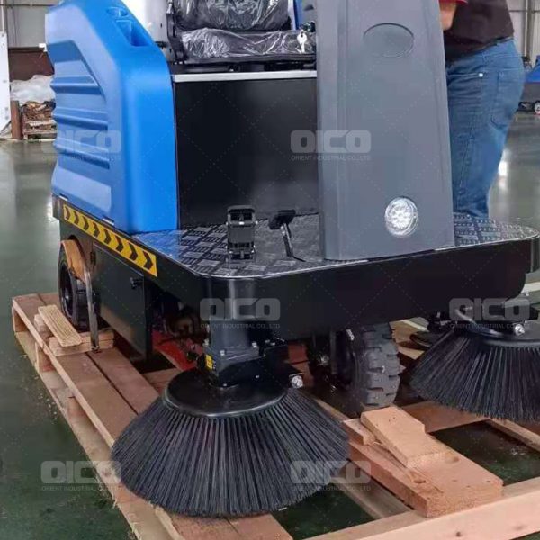 OR-C1260  street sweeping truck road sweeper for asphalt pavement sweeping machine - Image 4