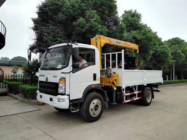 2017 hot sale 371hp SINOTRUK HOWO cargo 6 ton used crane truck crane price - Image 3