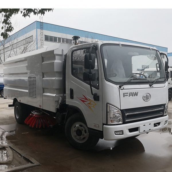 High efficiency FAW 4X2 vacuum road sweeper truck with four brushes and a vacuum suction for road sweeping - Image 5